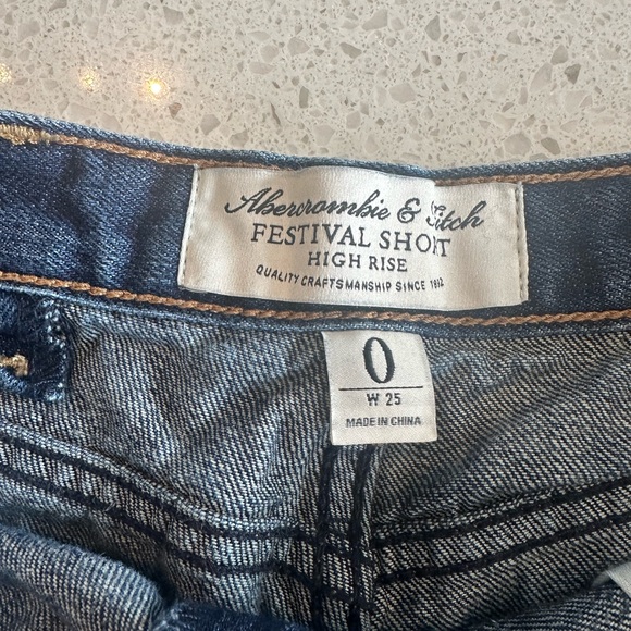 A&F festival short, size 0 - Picture 2 of 3